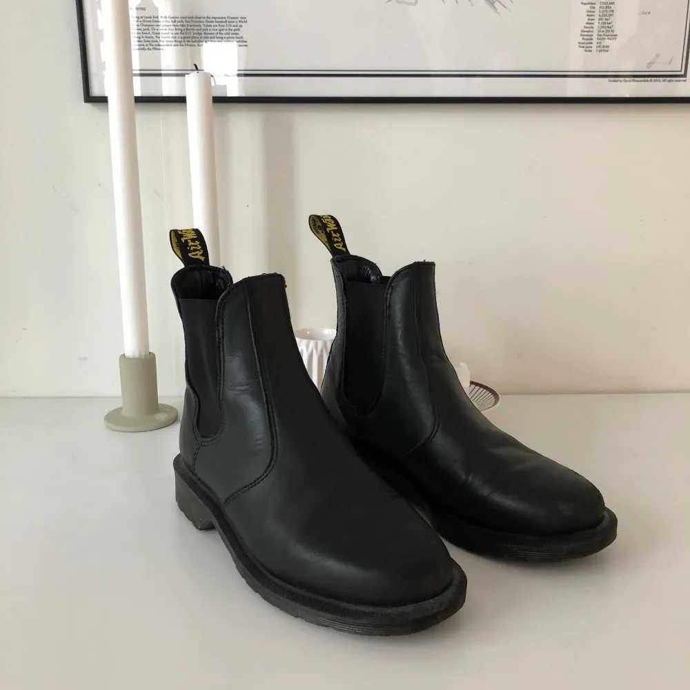 Svarta boots från Dr Martens i modellen Laura. Storlek 37 (normal i storlek). Lätt slitage finns längst fram på skorna (se bild). Nypris 1800:-. Skor.