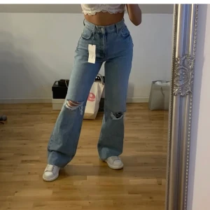 Sjukt snygga zara jeans  - Säljer dessa sjukt snygga zara jeans. Slutsålda och väldigt populära!! Endast använda några gånger och i nyskick! Stor efterfrågan på dessa! Köpta för 399+frakt och säljer för 250+frakt!! Skriv om ni har frågor!! Lånad bild🥰 BUD LIGGER PÅ 350kr+frakt!! AVSLUTAS IKVÄLL!!!