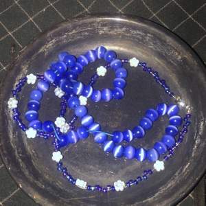 säljer dessa jättesöta halsband! ett blått pärlhalsband som skiftar i blå nyanser (se bild 1) och som även är elastiskt, och ett halsband med blommor <3 båda för 30kr 