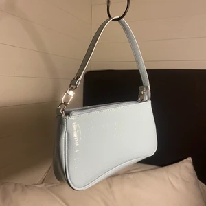 Blå väska  - jättegullig liten blå axelväska! Köpare står för frakten! Bud just nu: 100+frakt