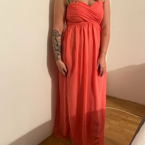 Klänning från Nelly  - Jätte fin klänning från Nelly. Använd 1 gång på ett bröllop. 