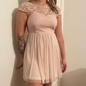 Klänning från vila - Jättefin klänning som e använd ca 5 gr. Är i storlek M men kan vara för liten för dig med stor byst och har M