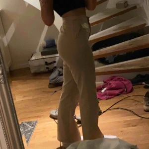  - Beiga byxor från Misslisibells kollektion med NaKd🤩  Frakt ingår💕