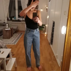 Weekday Jeans - Raka jeans i ljusblå färg. Stretchigt och bekvämt tyg. Frakt tillkommer