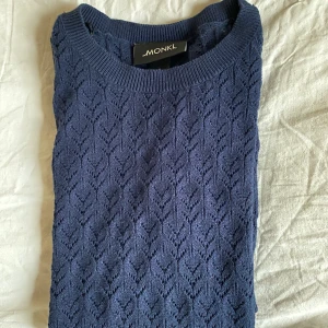 Stickad t-shirt  - Så söt stickad t-shirt från monki. Säljer pågrund av att den är för liten på mig. Den är i bra skick, alltså inga slitningar eller fläckar. Passar från xs-s eftersom den är ganska stretchig. Passar så himla bra till en plisserad kjol och ett par mönstarde strumpbyxor 🥰 