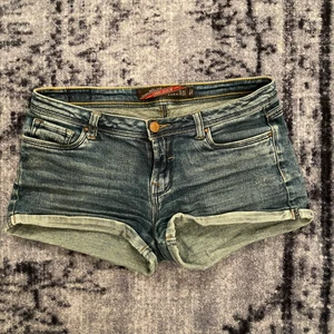 Denim shorts ZARA  - Supercoola denimshorts från Zara, använda men fint skick. 