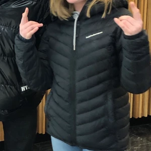 svart peakperformance  - svart peak jacka använde förra vintern men inte min stil längre den e som ny!! MÖTS BARA UPP!