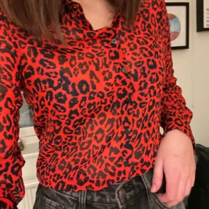 Blus - Supersöt blus som inte kommit till användning på länge😔 Storlek XS men passar både en storlek större ock mindre lite beroende på hur man vill att den ska sitta, själv har jag S i allt💕