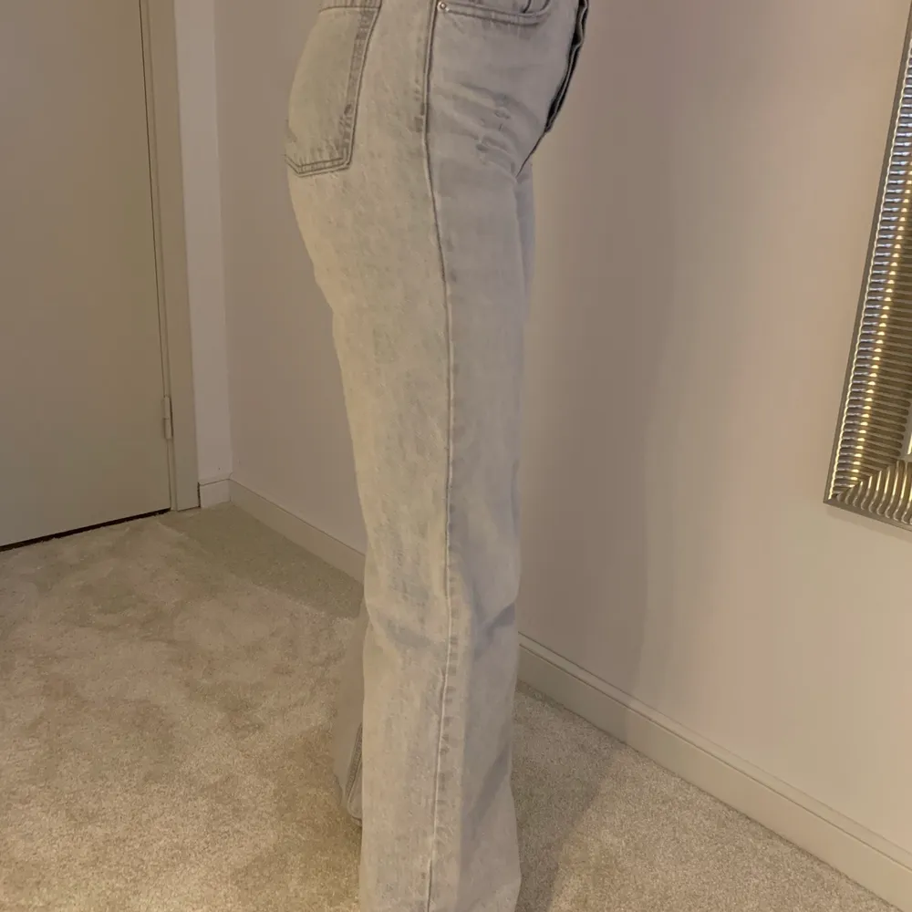 Gråa populära Zara jeans. Mycket bra skick. Köparen står för frakten💕 jag är 176 cm lång. Buda om det behövs!. Jeans & Byxor.