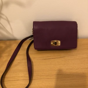 Kuvertväska - Lila kuvertväska, knappt använd. Upphämtning på Lidingö.