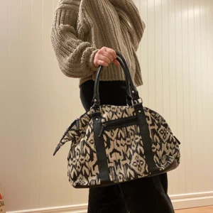Väska - Snygg och rymlig väska som passar vid många tillfällen. Sparsamt använd och i fint skick. Svart och beige. 70kr+frakt. Fler bilder kan fixas🤎