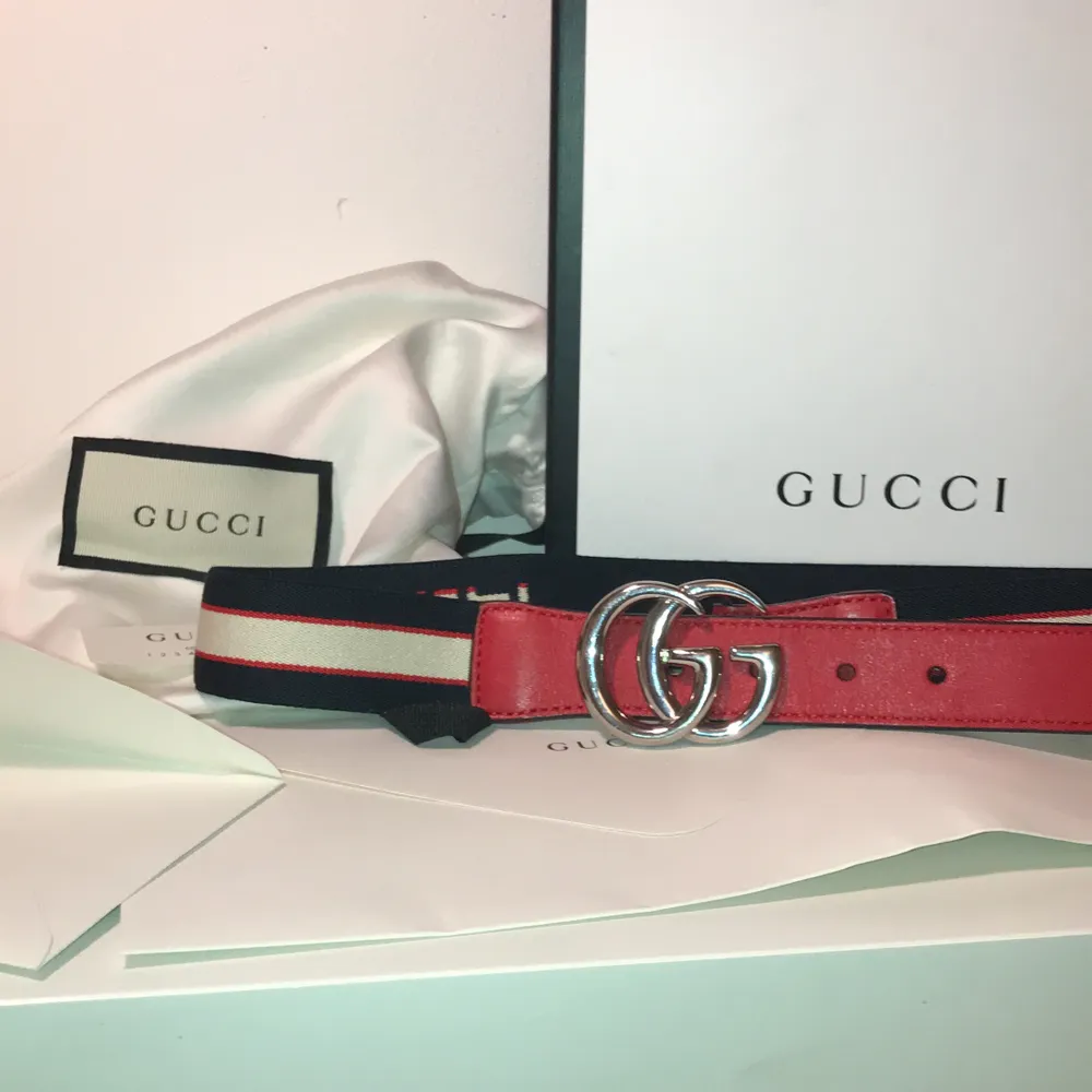 Säljer mitt slutsålda Gucci monster bälte. ⚡️💫bältet består av äkta italienskt läder i rött. samt jaguard elastik i rött, Vitt och  blåt⚡️. själva Gucci spännet i silver är ca 5x4 cm. ✨🤪💫 bältet är köpt på Guccis egna hemsida för ungefär ett år sedan 🌈.  Med bältet med kommer alla original tillbehör och såklart äktighetsbevis. . Accessoarer.