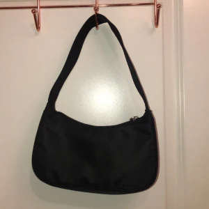 Baguetteväska - Helt ny väska från Shein, tyvärr har den aldrig kommit till användning så därför säljer jag vidare den! Köparen står för frakten 