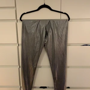 Byxor - charmiga byxor i ett tunt material med ormskinn som mönster (ej äkta skinn) 