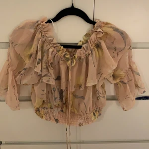 topp - jätte härlig sommar topp i storlek 38, passar även 36