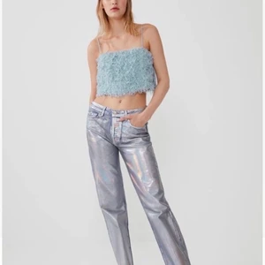 Silver jeans  - Säljer min silver jeans från zara använd ett fåtal gånger storlek 36. Alltså toppskick. Passar mig som är 170 cm. Buda och hör av dig om du har några frågor och funderingar💓