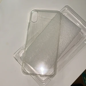 Skal - iPhone X / Xs skal. Genomskinligt plastglas. Råkade köpa för fel mobil (har iPhone Xr) 👀✌️😎