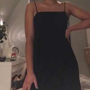 Basic svart långklänning i storlek XS/S - En Basic svart långklänning i svart från Vero Moda. Den är helt ny och har aldrig använts.                  Med frakt 64kr