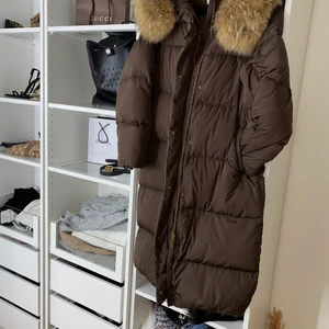 Brun vinterjacka - Storlek S. Lång, äkta päls. 1000kr. Som ny