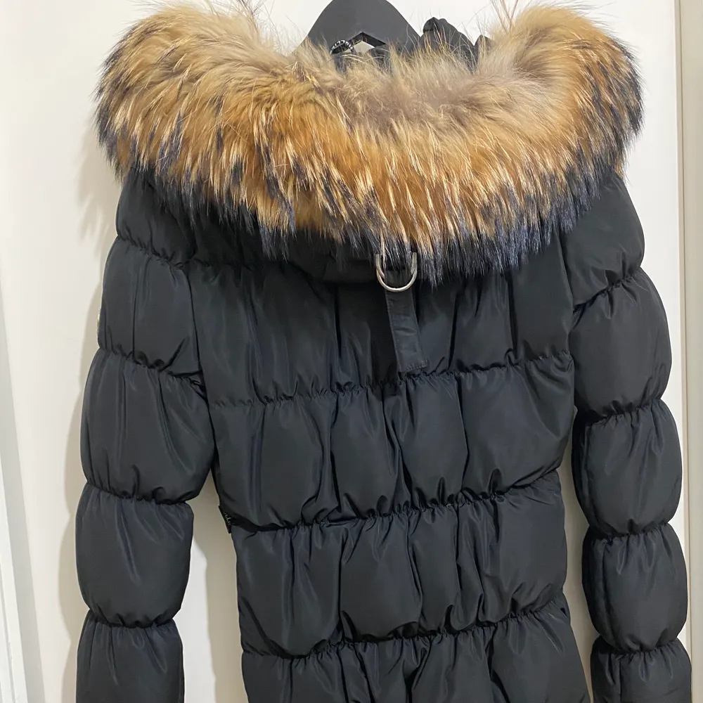 Säljer min fina hollies jacka som jag använde endast en vinter. Den är i jättebra skick och kan skicka fler bilder om så önskas. Den är jättevarm och mysig. Den är i storlekt S och säljs för 1000kr.. Jackor.
