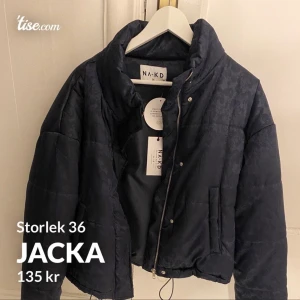Jacka - Jacka som passar höst/ vinter, säkert våren också✨ Bekväm & fin! Oanvänd, lapp kvar. Lilasvart/ mörk, med ett fint mönster på.  Storlek 36⚡️⚡️ Köparen betalar frakt 📦  Pris kan diskuteras. 