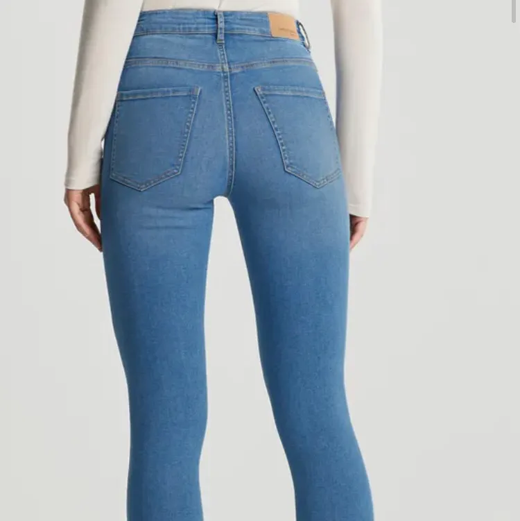 Jeans från Gina Tricot i modellen Molly high waist jeans strl xs. Använt skick. Lånad bild från Gina Tricot för att se hur de sitter. . Jeans & Byxor.
