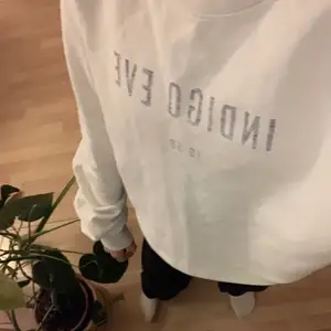 Fin vit sweatshirt med ett blått lätt tryck (det är inte urtvättad utan ska vara så)  från scotch&soda 😇originalpris: runt 800kr                                                       mitt pris: 110 + frakt :) skriv om ni har några frågor eller vill se fler bilder 🤎 !kolla in mina andra annonser! 