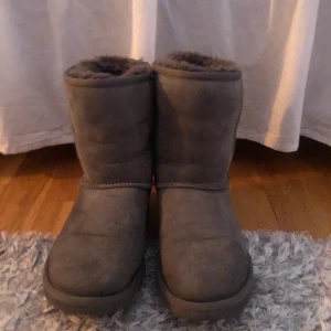 UGGS grå, storlek 36. - Använda ett fåtal gånger, har fortfarande all fluff kvar inne i skon. De är äkta, köpta för nåt år sedan. Säljer p.g.a för små för mig. Köparen står för frakt. 