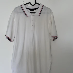 Tennis tröja -  En tennis t-shirt i storlek  XXL. Har bara använt en gång är ett helt nytt skick. 