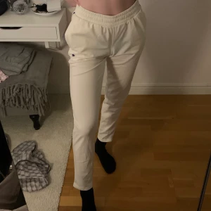 Champion byxor - Riktigt bekväma championbyxor som har en sportig vibe. Använda en del gånger men ser helt nya ut.