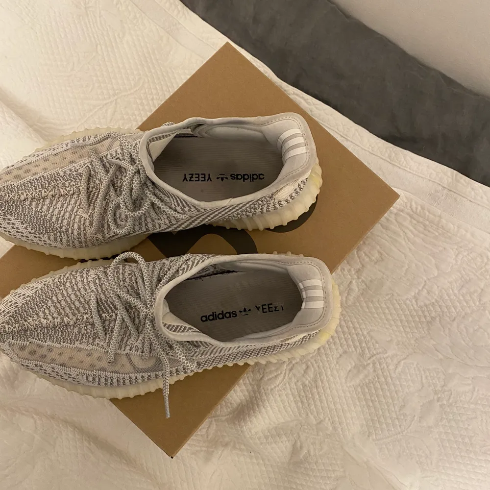 Hej! Säljer ett par Yeezy Boost 350 V2 Static (Non Reflective) i storlek 44 som är i befintligt skick. Skor.