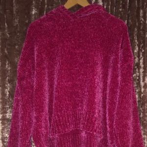 Hoodie - En rosa hoodie med jättemysigt material på ut och insidan.