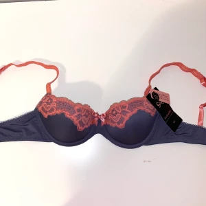 Hunkemöller oanvänd bh - Säljer en helt oanvänd bh, då min mamma köpte fel storlek men kastat kvittot. Storleken ser ni på andra bilden. Har ni några frågor det bara att kontakta mig✨ Frakt ingår ej❤️