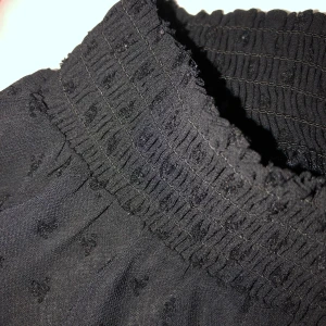 Fin blus i snyggt mönster! - Fin svart blus! Väldigt bra om man ska på fest men ändå vill vara lite chill!!! Säljer väldigt billigt, andvändt några gånger men den är så gott som ny!