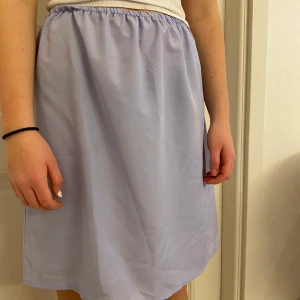 Uniqlo lila kjol - Size M. Modell på bilden 163cm. Nypris 299kr. Frakten tillkommer 