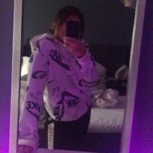 Nike hoodie S - En super frän Nike hoodie som tyvär inte andvänts, herr storlek S men passar typ alla. Ord pris 1 299kr, priset kan diskuteras. Skriv privat för bud/frågor🥰