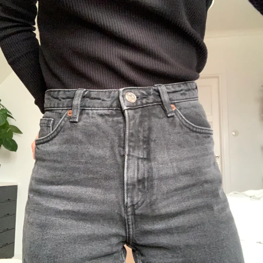Avklippta svarta mom-jeans! Så snygga, men används tyvärr inte längre då jag har ett par nästan likadana! Storlek 25 men skulle snarare säga 26 eller 27!. Jeans & Byxor.