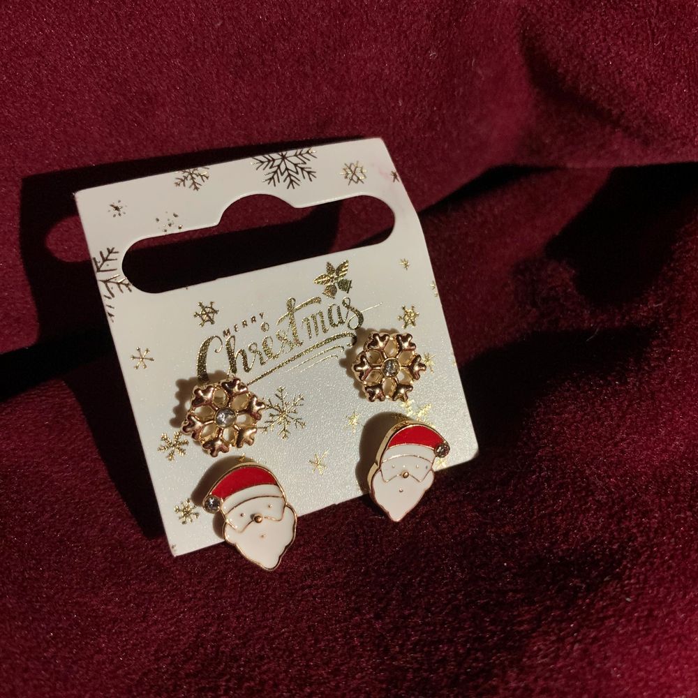 Två par riktigt fina julörhängen för bra pris! Julen är inte slut än så passa på att ha dessa fin fina örhängen. Och snöflinge-örhängen passar perfekt nu till vintern. Örhängena är aldrig använda eller öppnade.. Accessoarer.