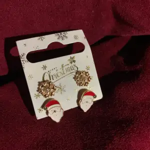 Två par riktigt fina julörhängen för bra pris! Julen är inte slut än så passa på att ha dessa fin fina örhängen. Och snöflinge-örhängen passar perfekt nu till vintern. Örhängena är aldrig använda eller öppnade.