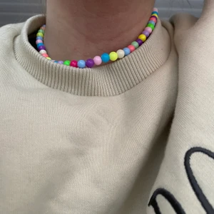 Handgjort pärlhalsband  - GRATIS FRAKT @bladhsmycken på Instagram❤️🧡💛💚💙💜💖