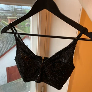 Glittrig topp  - Glittrig crop topp från hm, storlek XS. Den är använd ett fåtal gånger. Banden har någon liten defekt, men det syns inte när man när plagget :) 
