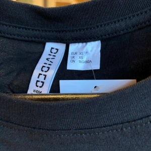 Svart basic t-shirt  - Svart basic t-shirt från hm. Aldrig använd, storleken är XS. Om man tycker basic är tråkigt, kan man alltid brodera något på den✨ :) 