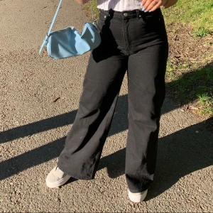 svarta vida jeans  - svarta vida jeans från weekday i modellen ace. supersnygga i fint skick💕