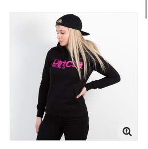 Kollar intresset på min dirtcult hoodie STRL S , Knappt använd då den är lite för liten. Nypris: 600 Kan tänka mig och släppa den för 350 + frakt billigare vid snabb affär💗 ”Det har lossnat en sak från snöret” Egna bilder kan tas!