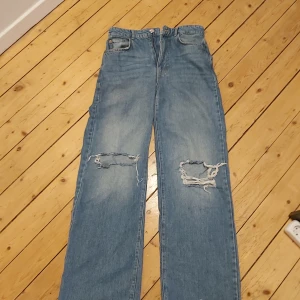 Jeans - Vida/straigtleg jeans från gina tricot med hål i. Jag klippte av lite grann på längden på jeansen eftersom att dom var alldeles för långa. Nypris var 599.Skriv om ni vill ha mer bilder. Buda om det är flera som är intresserade💕💕