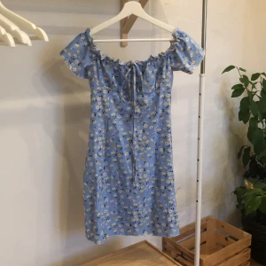 Klänning - Super söt klänning som man kan bära lite off shoulder. Stretchigt material, strlk M, pris: 60kr. 