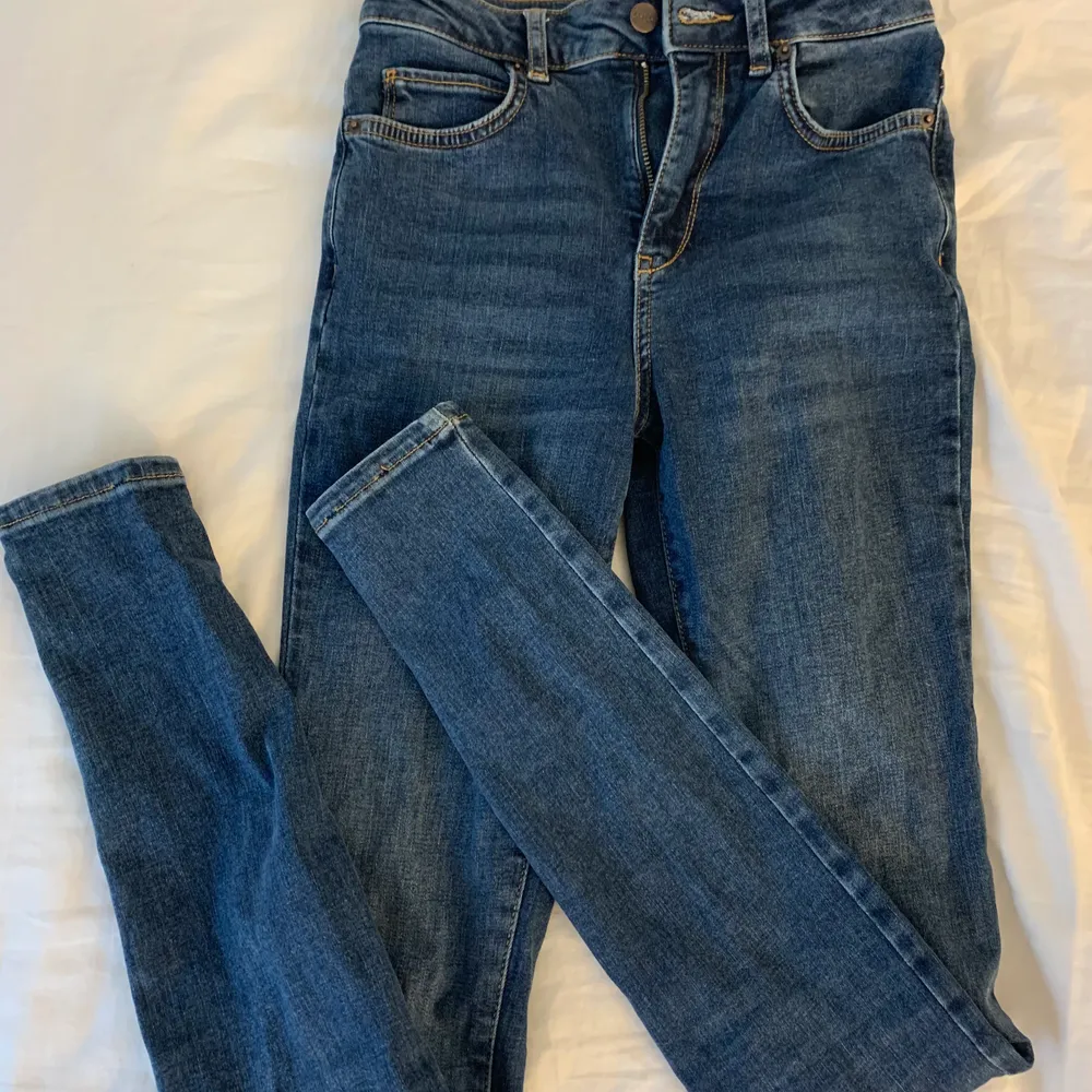 Säljer ett par mörkblå Jeans som sitter jätte snyggt baktill!! Det är tajta men jätte stretchiga och mjukt Jeans tyg. Andvända 2-3 månader max. Jeans & Byxor.