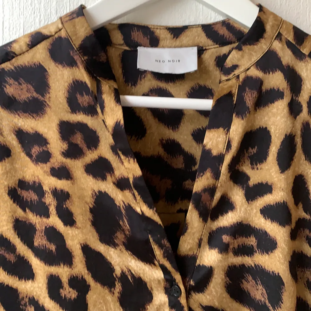 En fin leopard blus från design and only. Knappt använd. Ordinarepris 499kr säljes för 100kr+ frakt. Storlek S. Blusar.