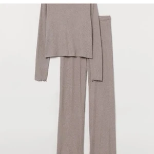 Pyjamasset hm  - Ett beigefärgat pjamasset från h&m i storlek M! Mjukt och skönt material 