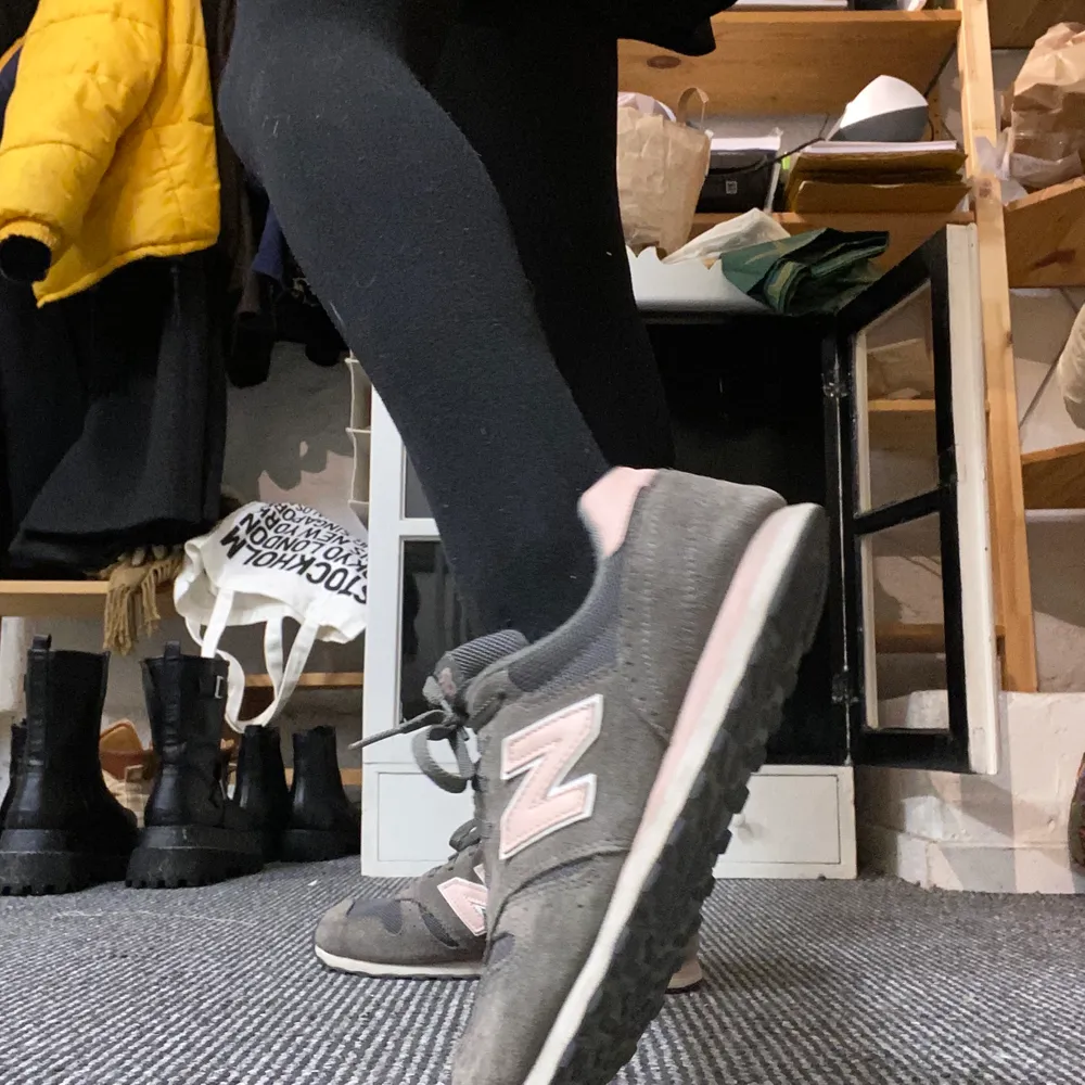 Superfina new balance skor, grå med ljusrosa detaljer! Lite slitna och använda men inte trasiga någonstans ❤️. Skor.